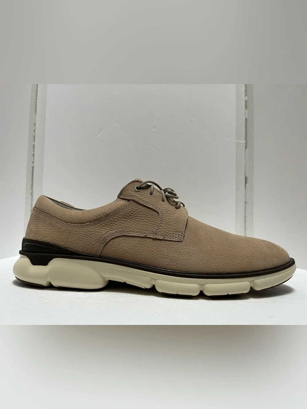 Johnston & Murphy Men’s Chukka Boots in Tan/Navy Insole